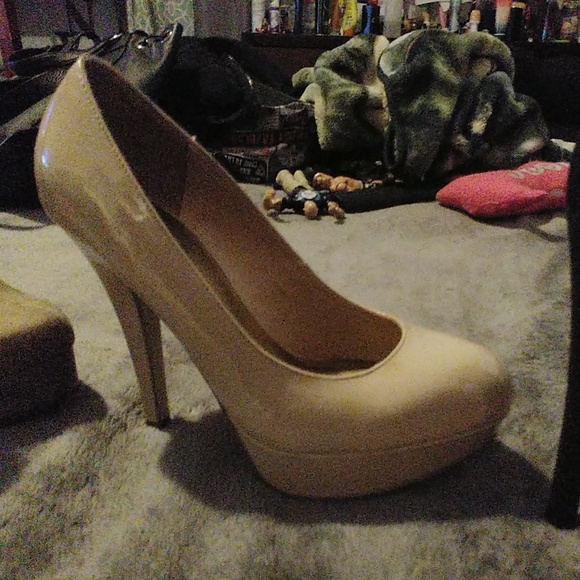High heals - Picture 2 of 4